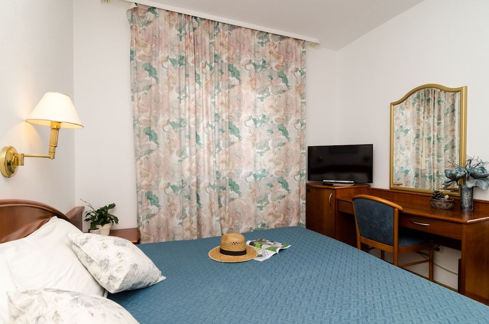 Apartment (1 Bedroom Apt with Balcony n Sea View)