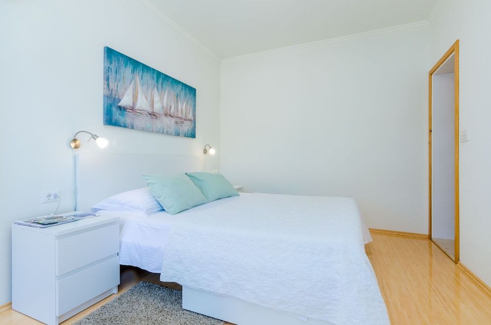 Apartment (One Bedroom Apartment with Terrace an)