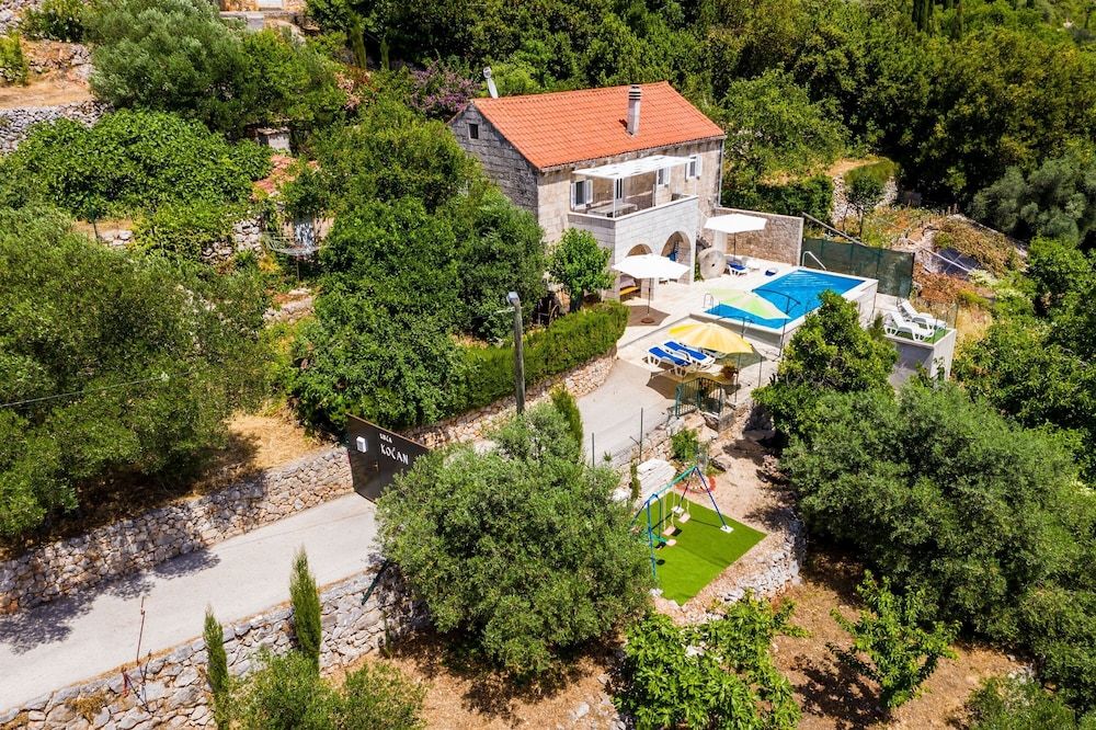 House (Four Bedroom Villa with Terrace and S)