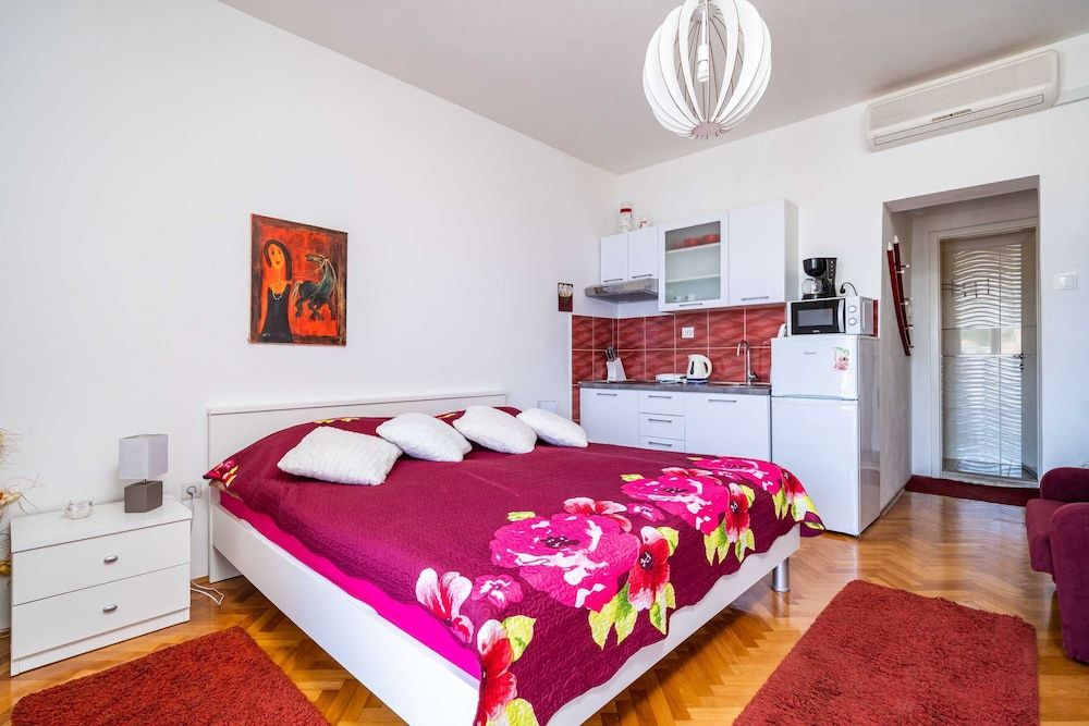 Studio (Studio Apartment with Balcony and Sea)