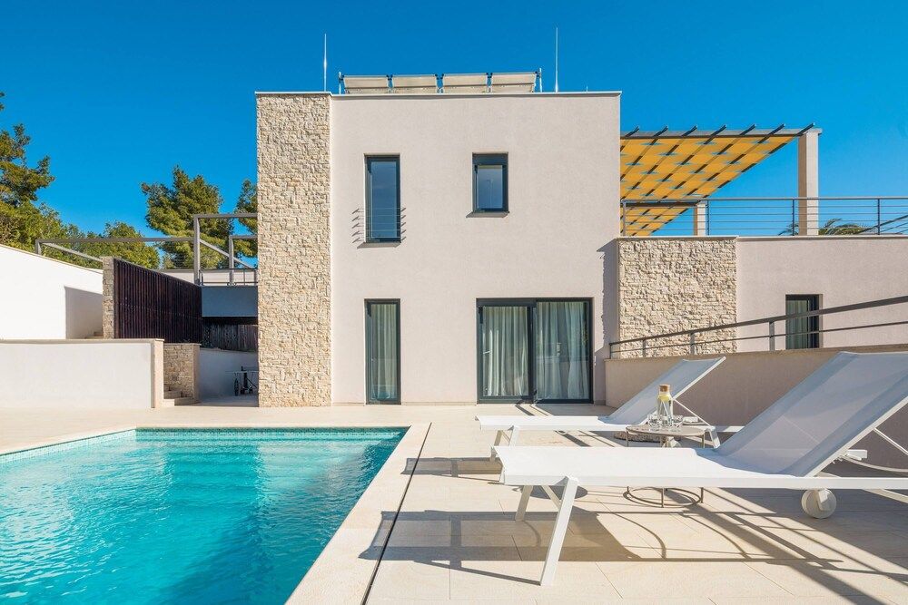 Luxury Villa Juliet with Heated Pool