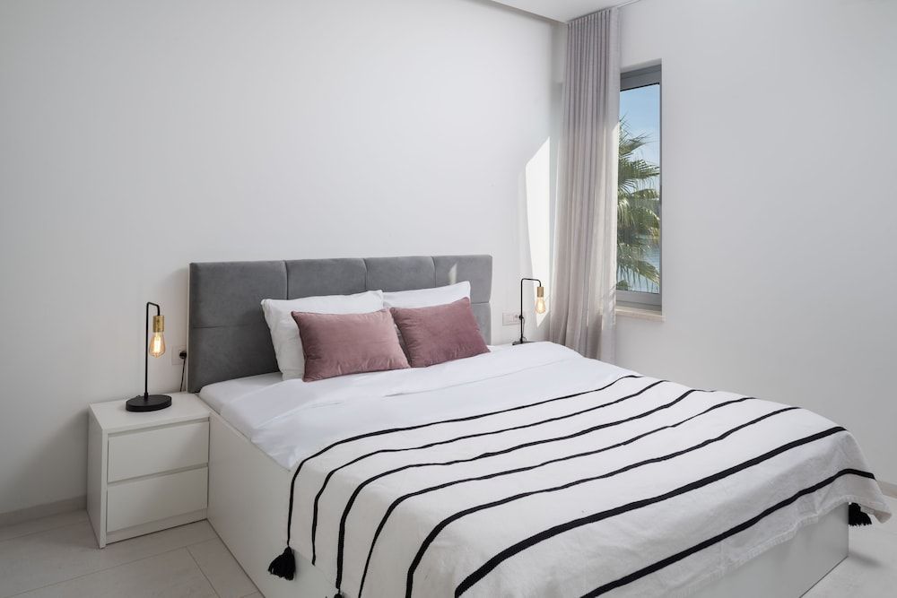 Luxury Apartment, 3 Bedrooms, Sea View (N3)
