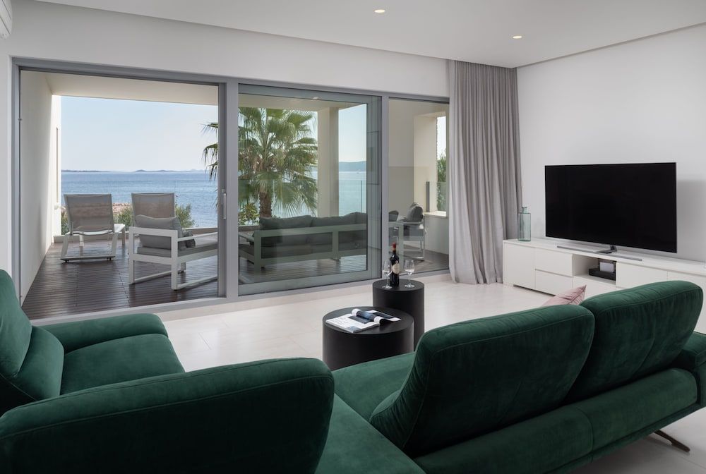 Luxury Apartment, 3 Bedrooms, Sea View (N4)