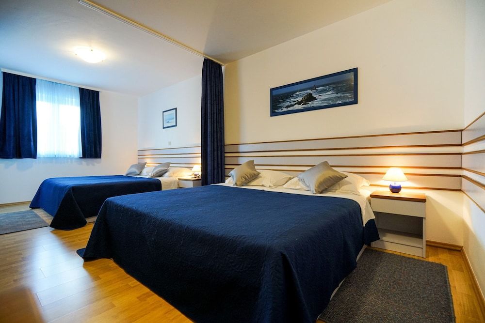 Family Quadruple Room, Balcony, Partial Sea View