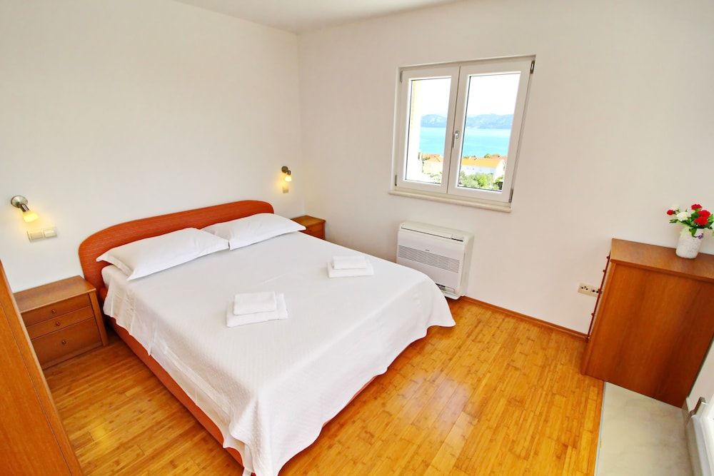 Apartment (Two-Bedroom Apartment  Balcony and Se)