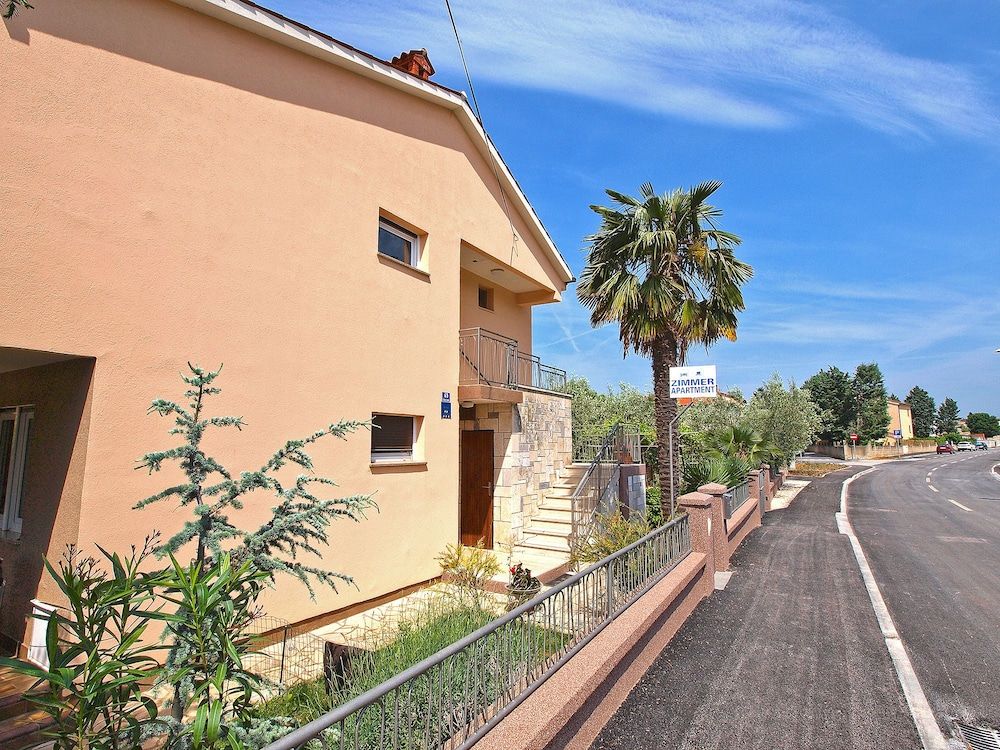 Apartment 875