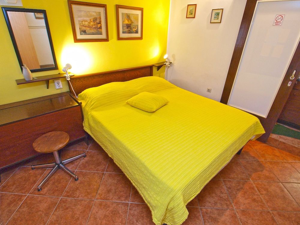 Apartment 875