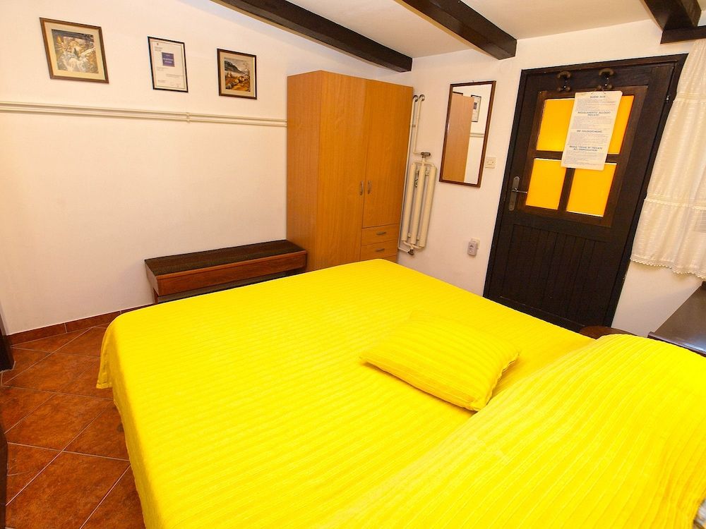 Apartment 875