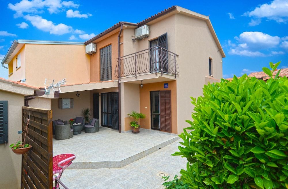 Apartment 843