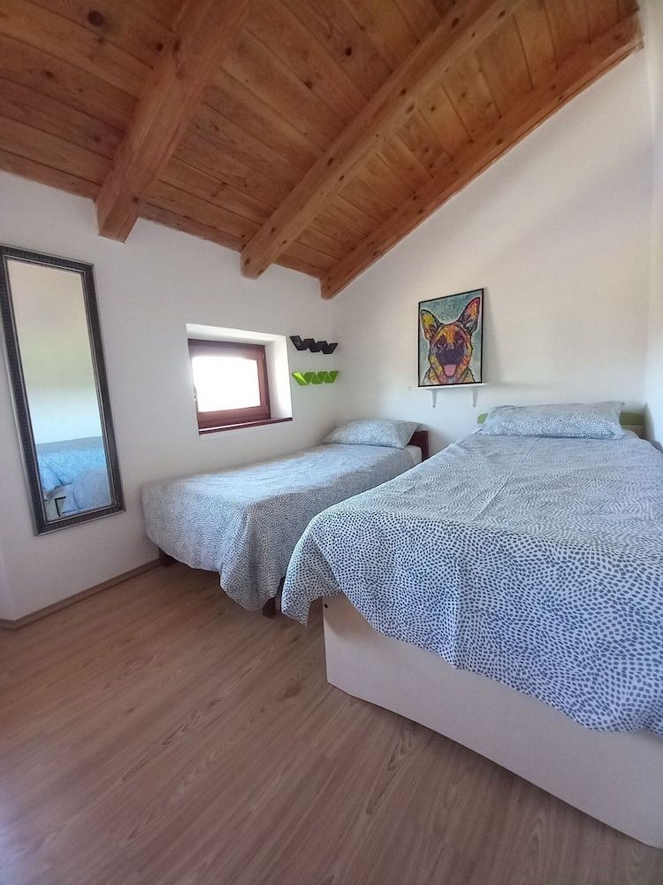 House (Three Bedroom Holiday Home with Garde)