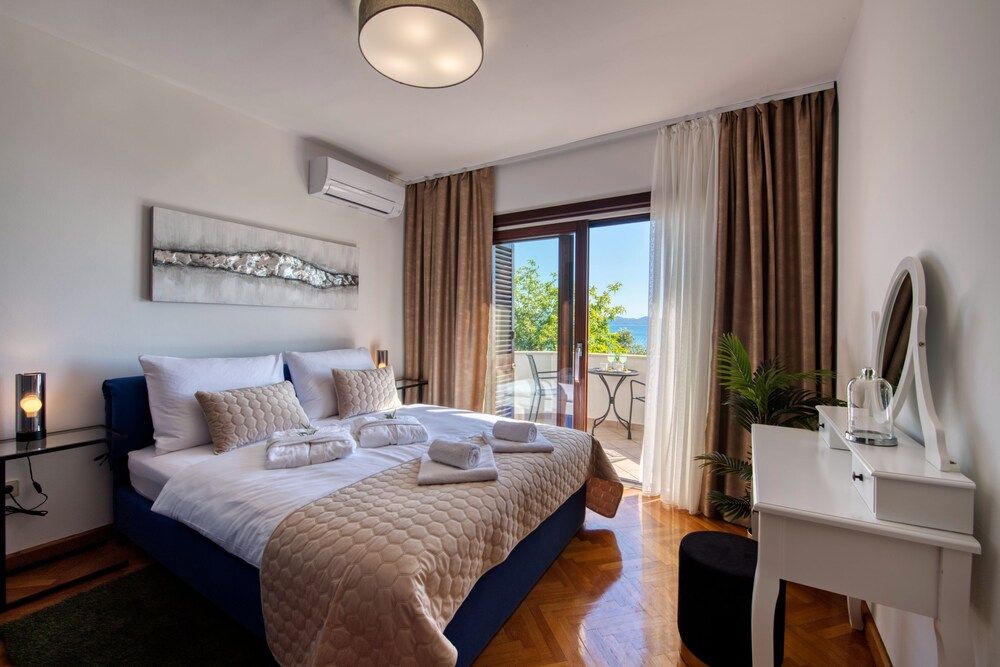 Design Villa, 5 Bedrooms, Hot Tub, Sea View