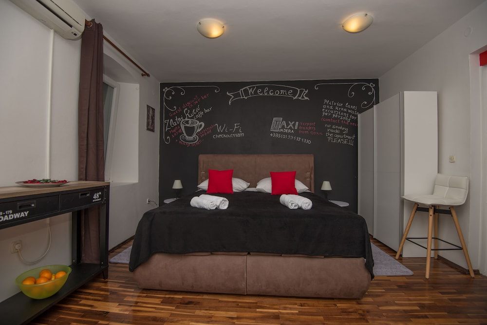 Deluxe Studio (1)