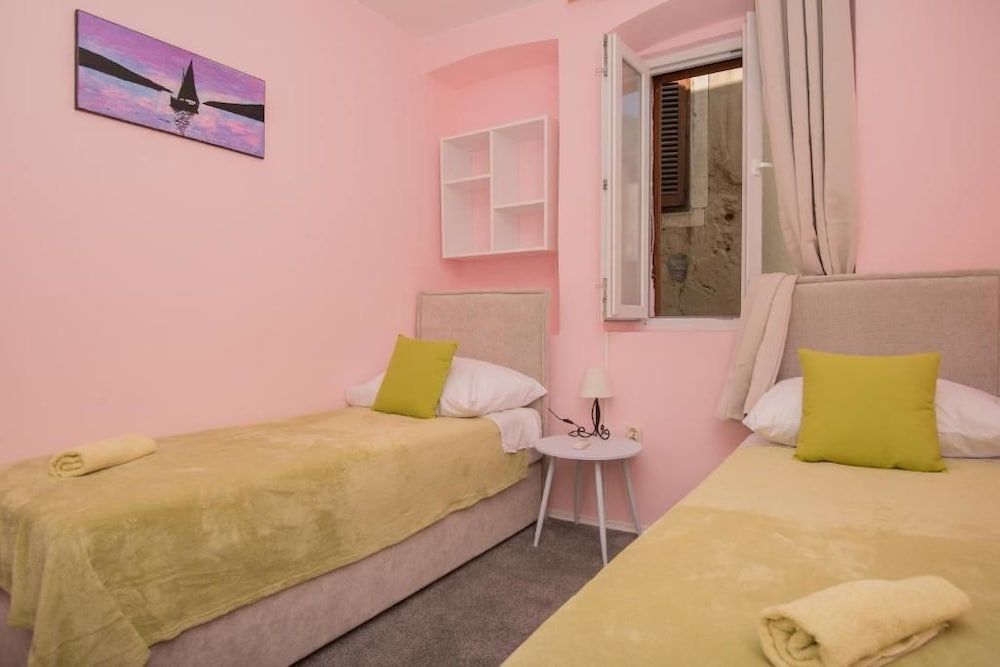 Twin Room (Green)