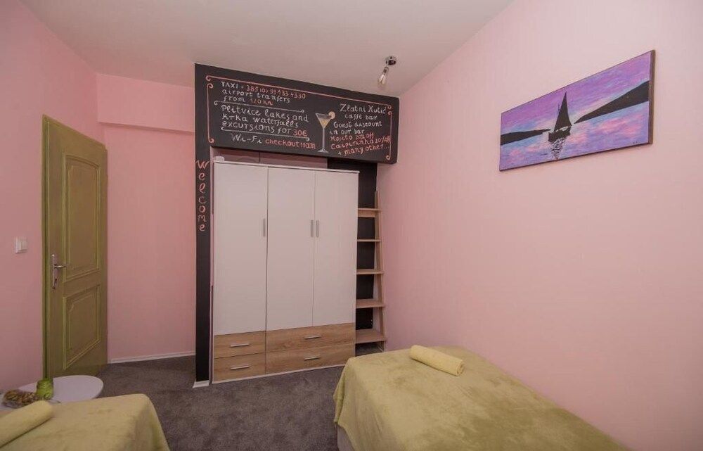 Twin Room (Green)