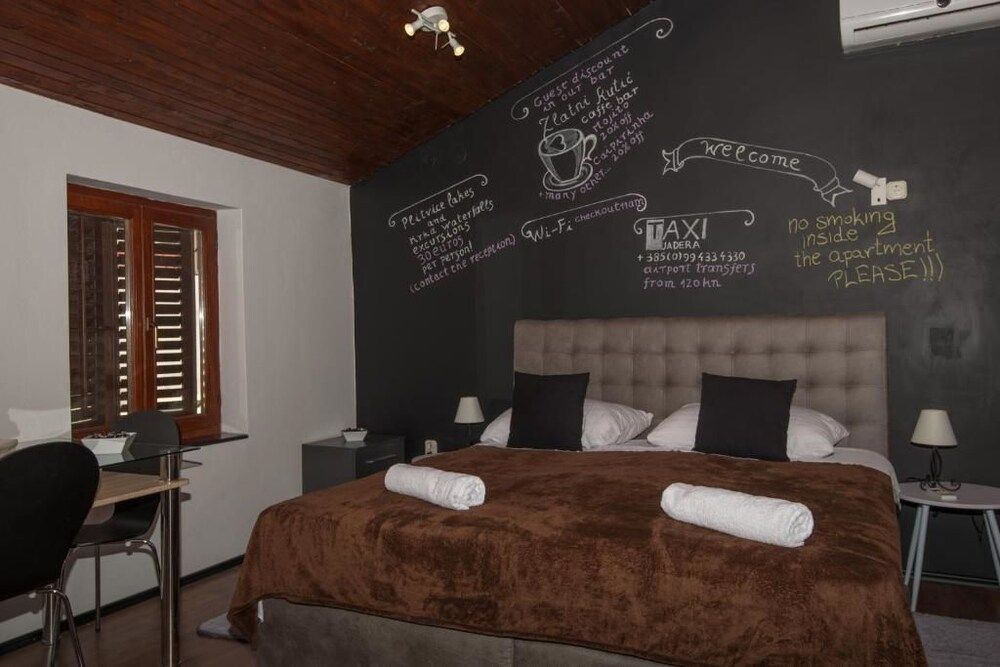 Deluxe Studio (2)