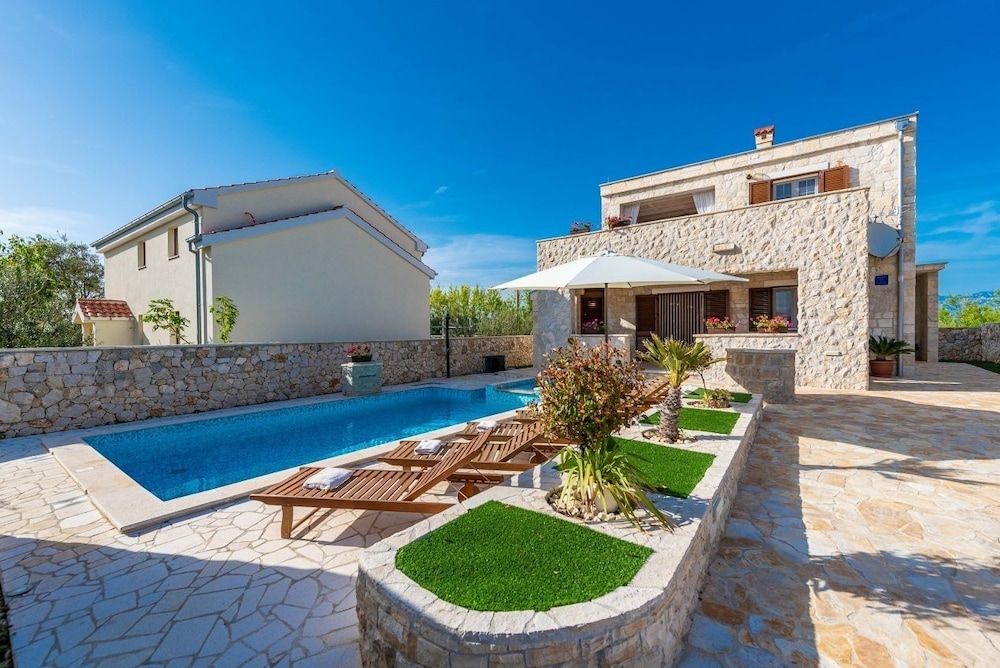 Villa, Multiple Beds