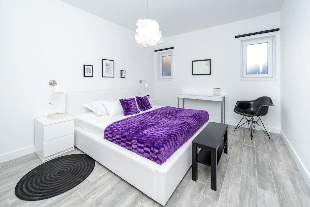Apartment (2 Bedroom Apt with Balcony n Sea View)