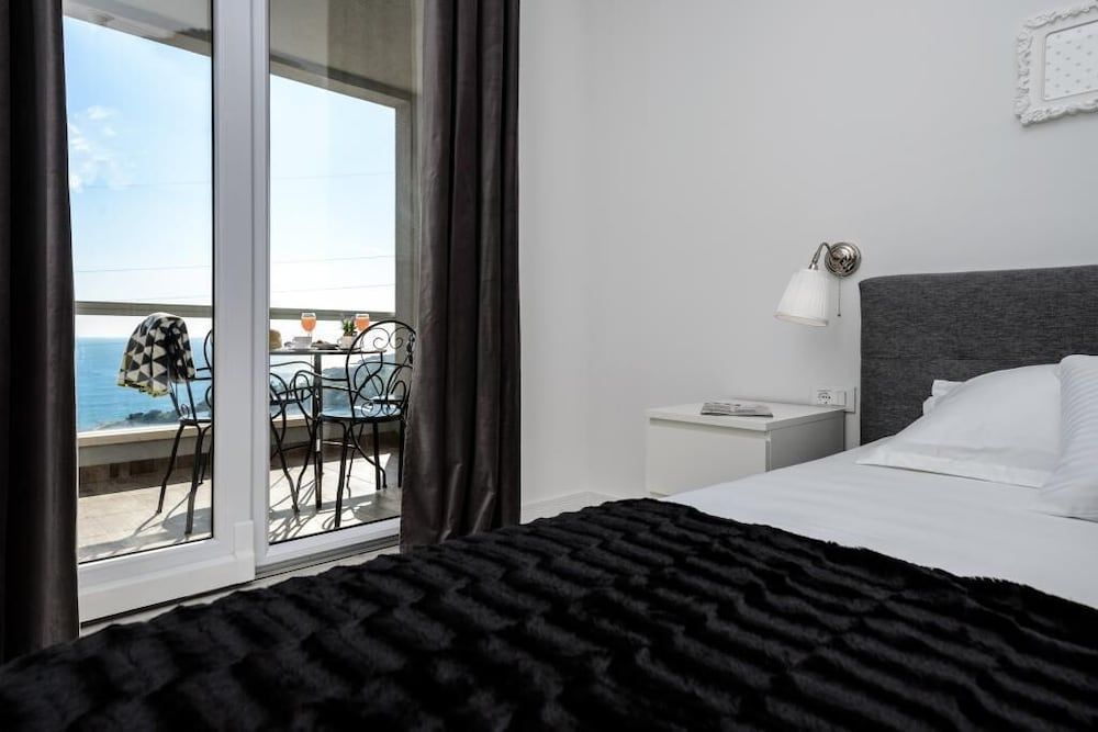 Apartment (2 Bedroom Apt w/ Balcony n Sea View-z)