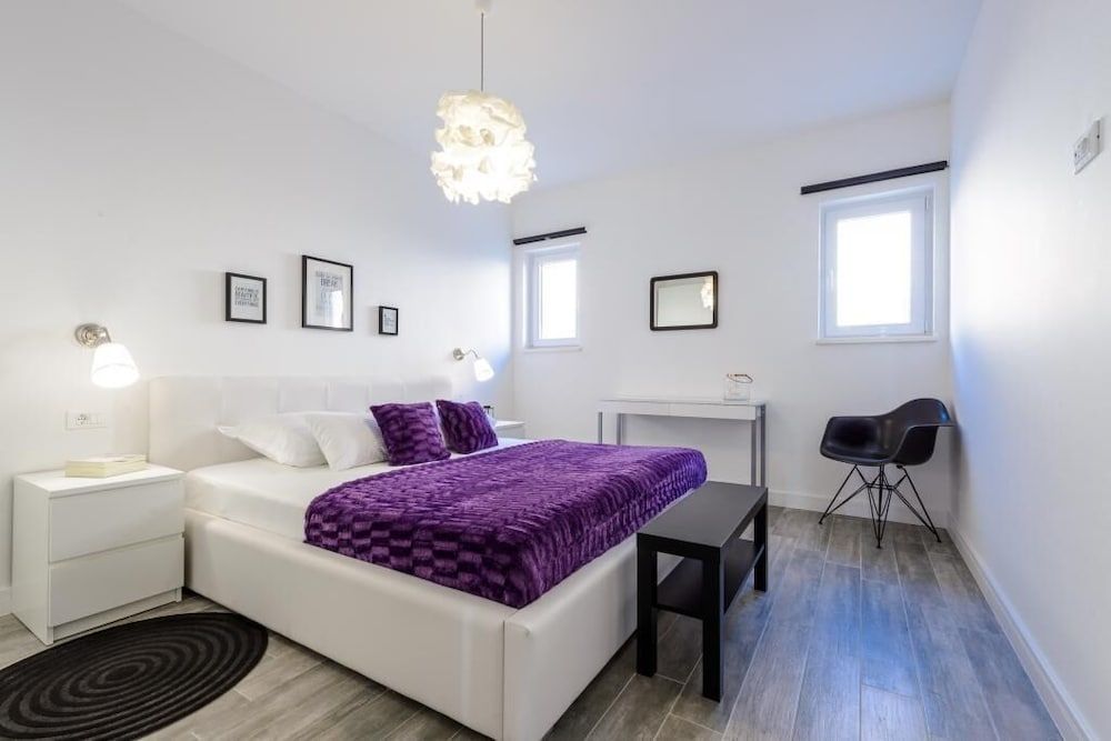 Apartment (2 Bedroom Apt with Balcony n Sea View)