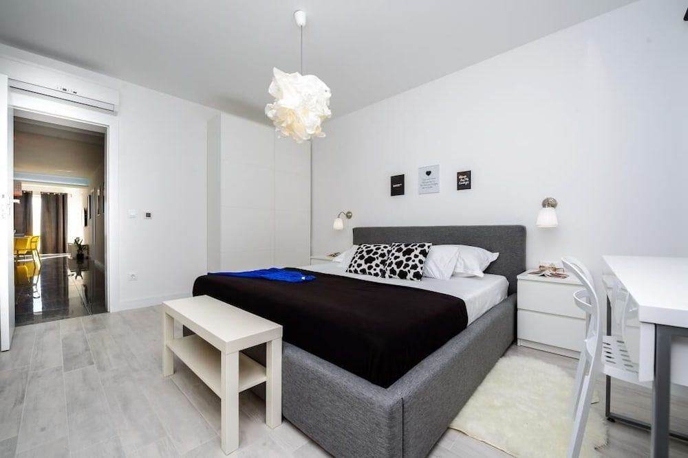 Apartment (2 Bedroom Apt w/ Balcony n Sea View-z)