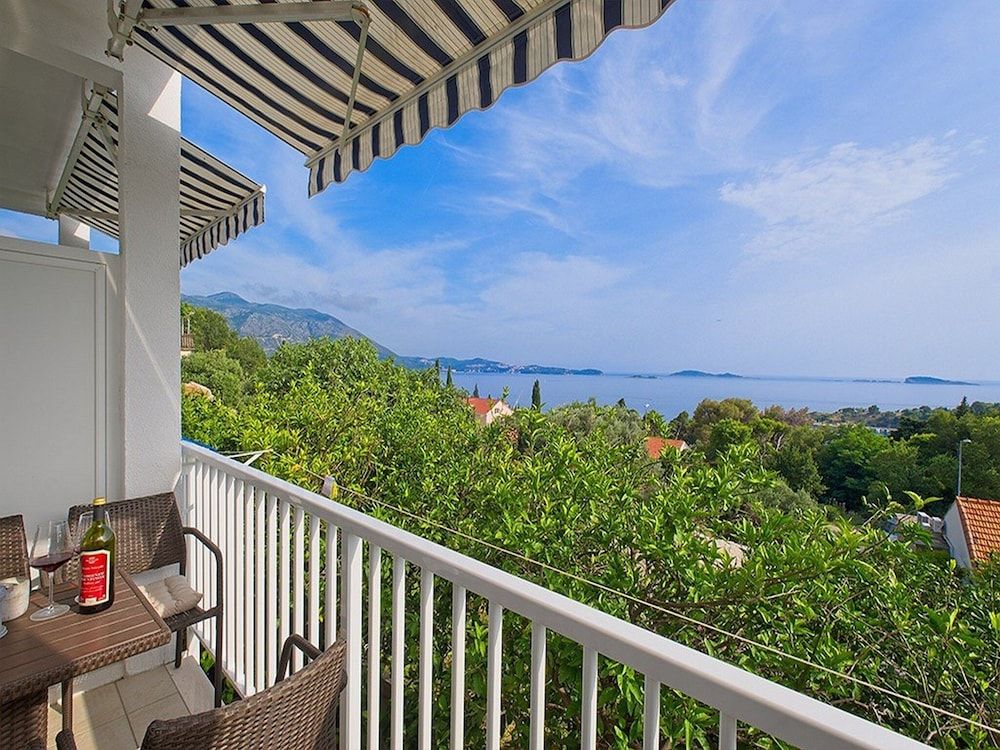 Studio (Studio Apartment with Balcony and Sea)