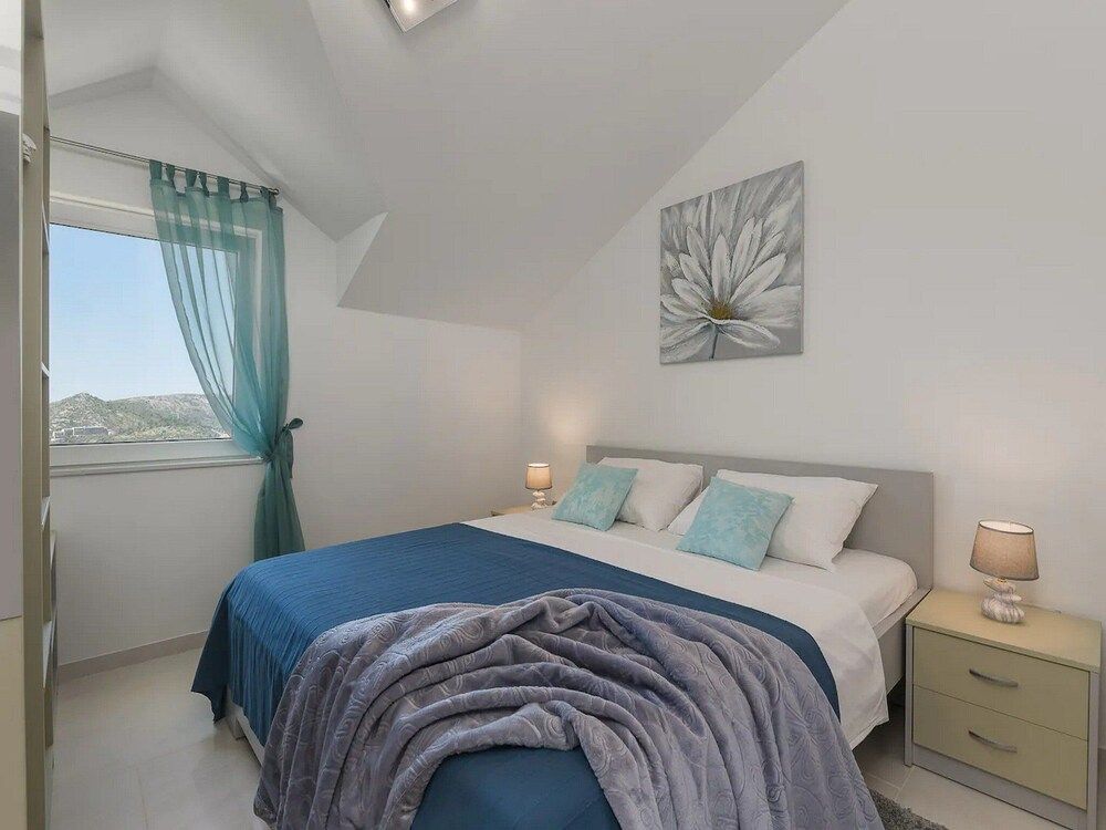 Apartment (Two Bedroom Apartment with Balcony wi)