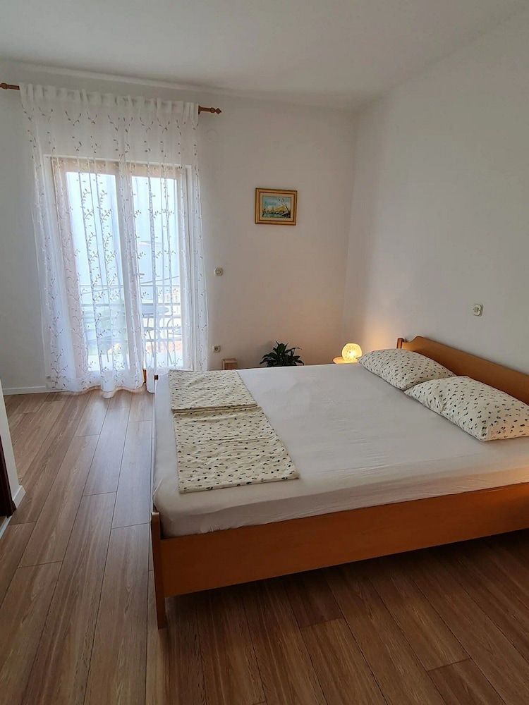 Apartment (Three Bedroom Apartment with Balcony )