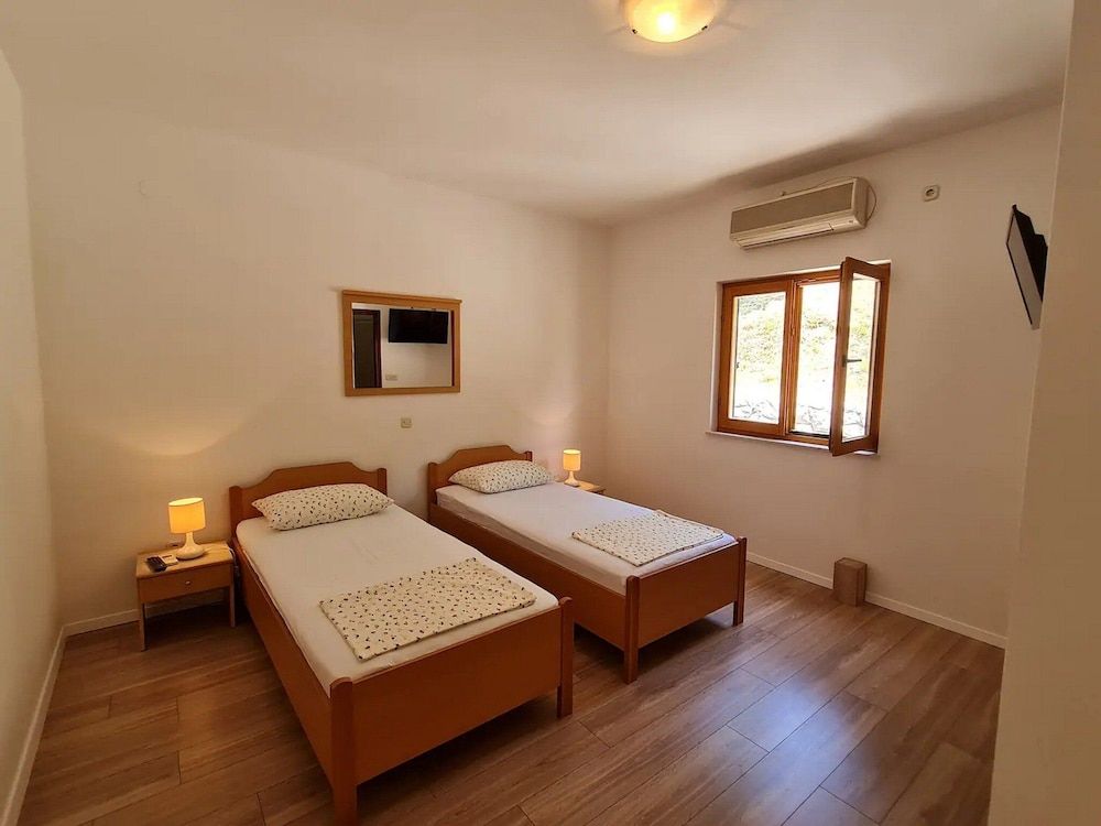 Apartment (Three Bedroom Apartment with Balcony )