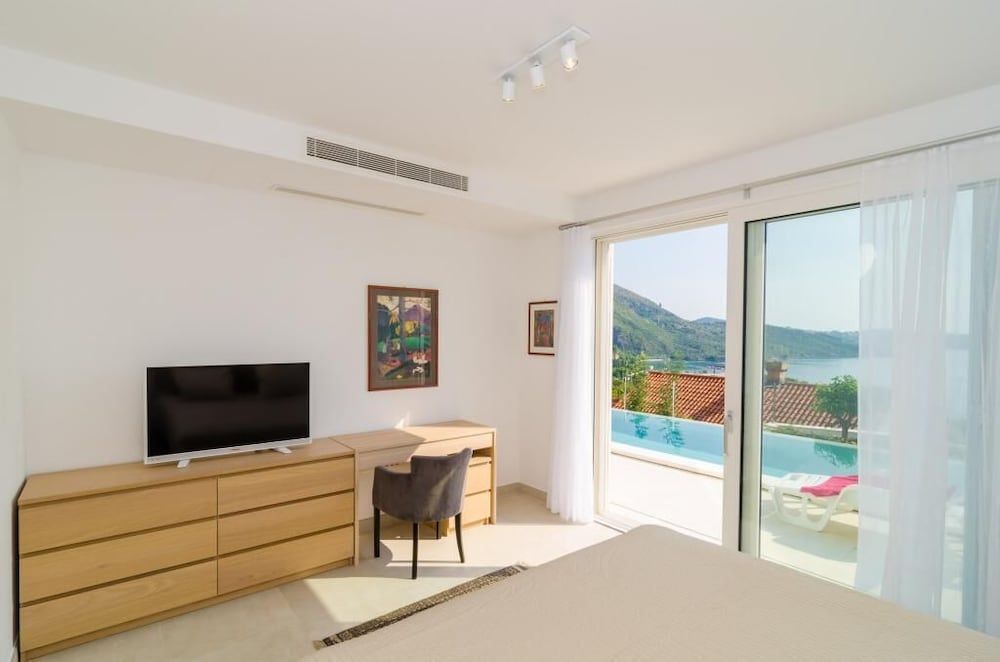 Villa (Five Bedroom Villa with Swimming Pool)