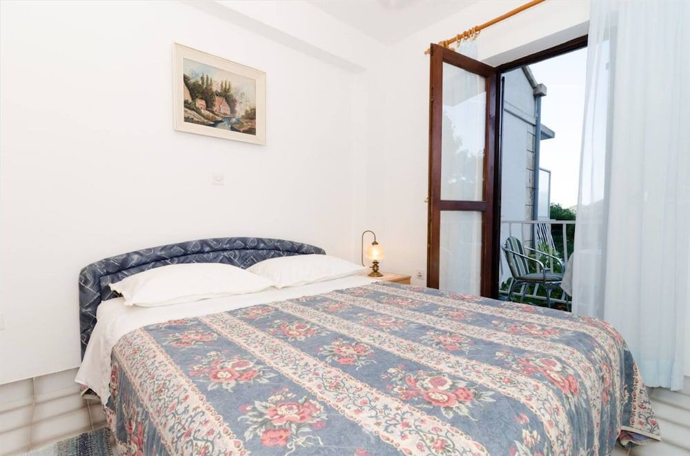 Studio (Studio Apartment with Balcony)