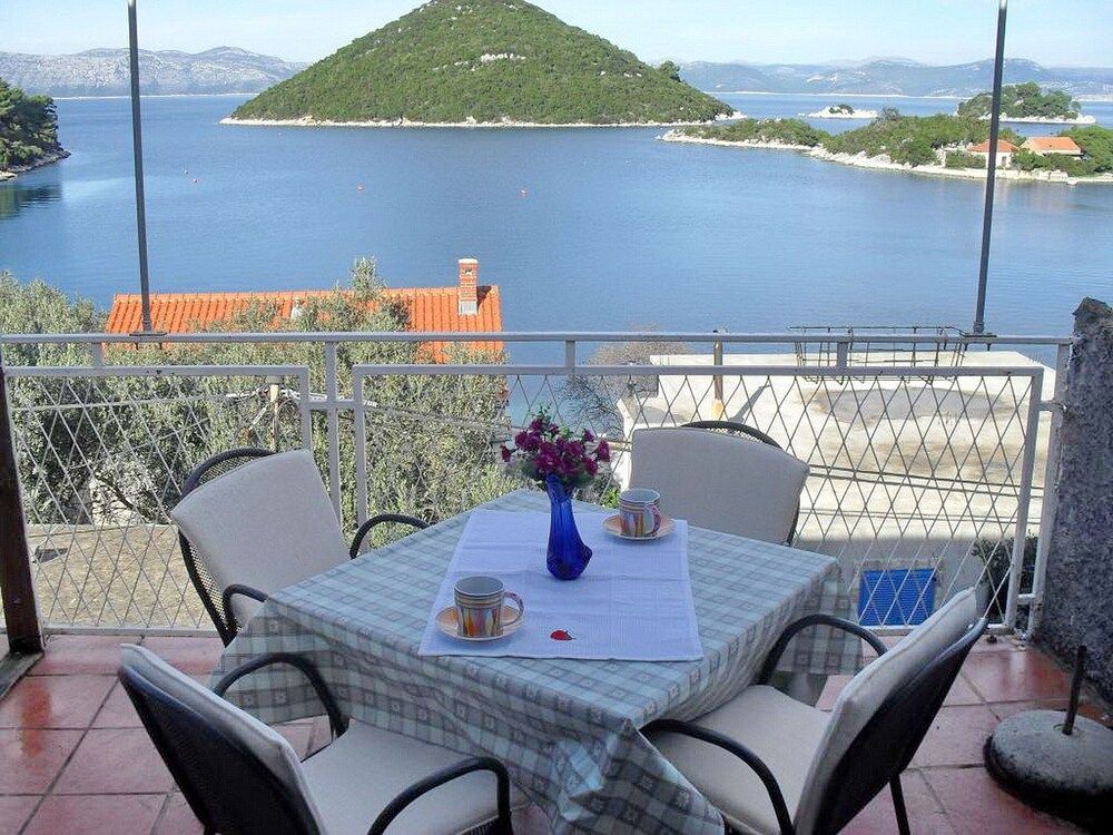 Apartment (Three Bedroom Apartment with Balcony )