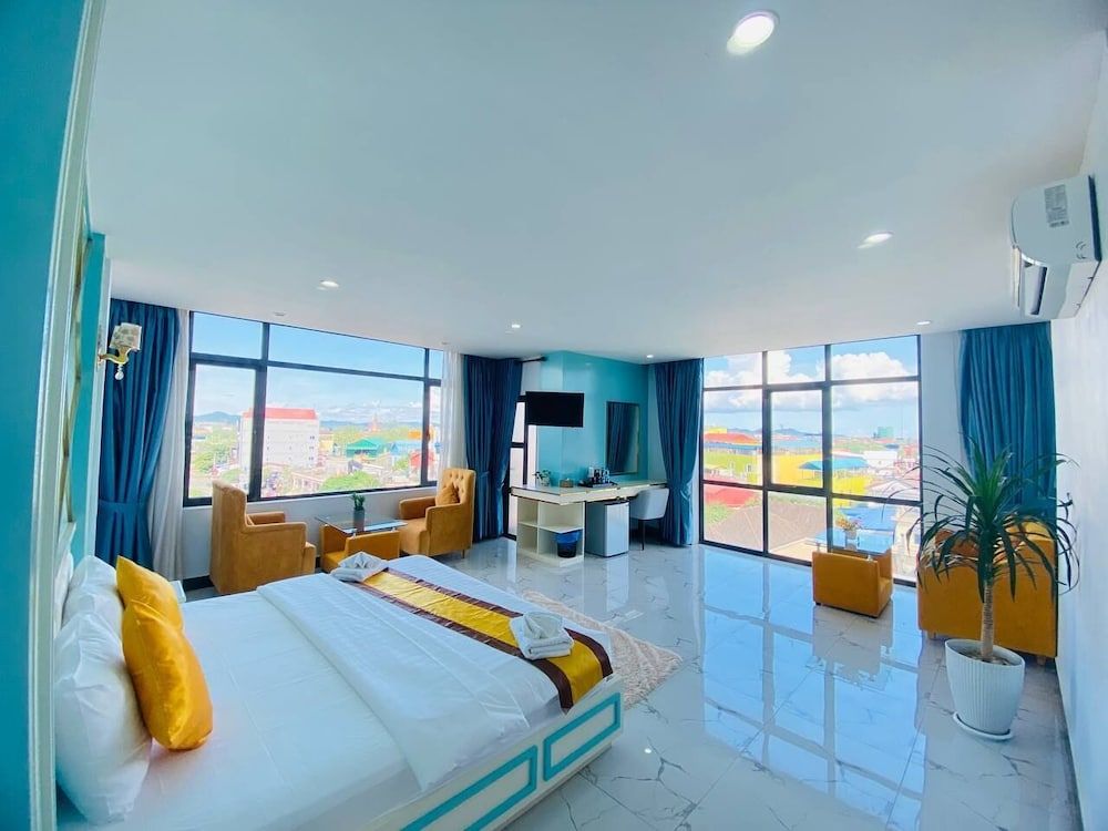 Kampot Sunny Hotel Deluxe King Bed with balcony (01 Extra King Bed) 2