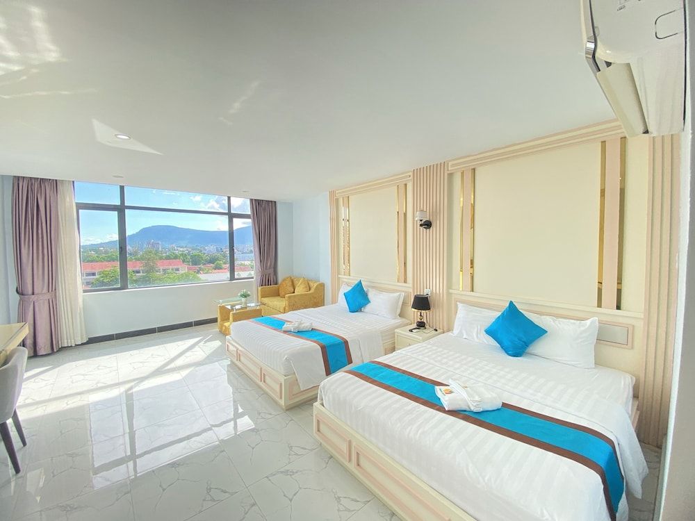 Kampot Sunny Hotel Deluxe Queen Bed with balcony (02 queen beds) 3