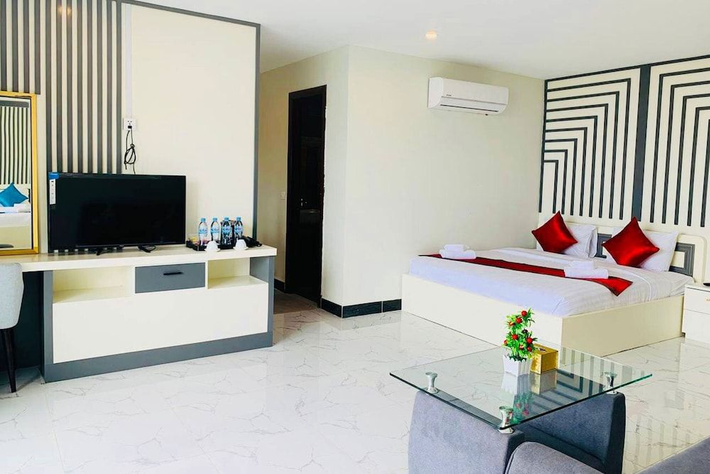Kampot Sunny Hotel Deluxe King Bed with balcony (01 Extra King Bed) 7