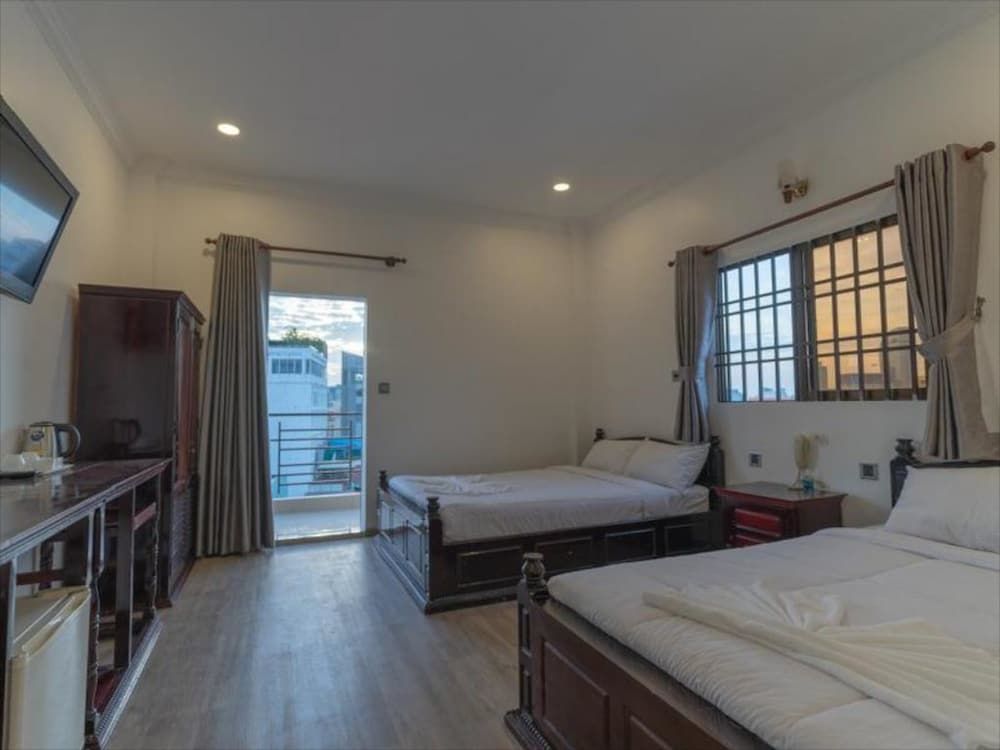 4 Rivers Hotel Twin Room, City View 3