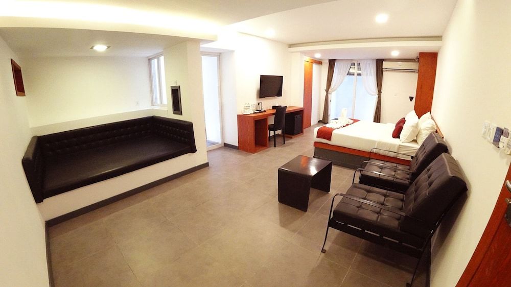 Hotel Records Deluxe Double Room 3