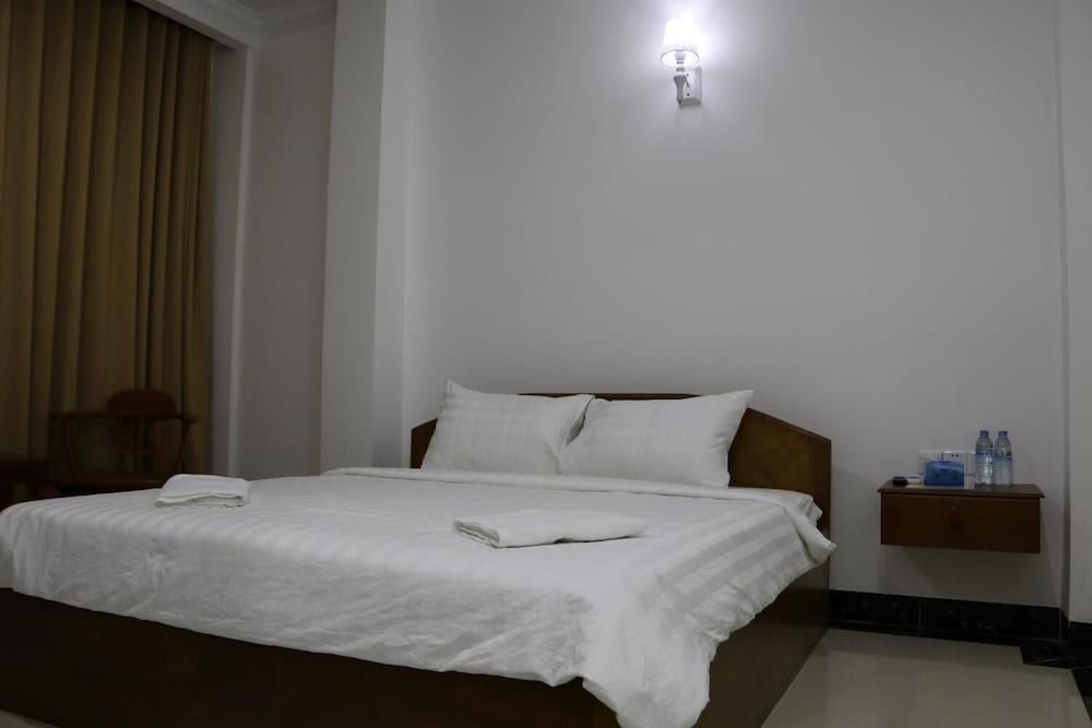 undefined Golden House Motel 10