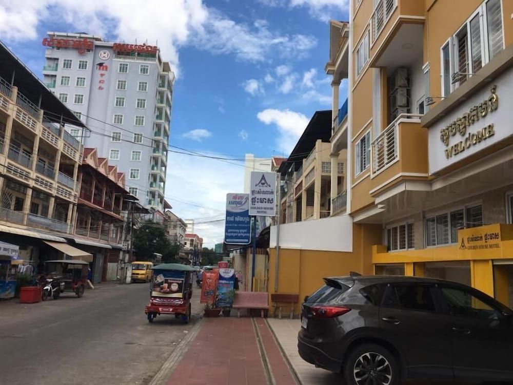 undefined Golden House Motel 4