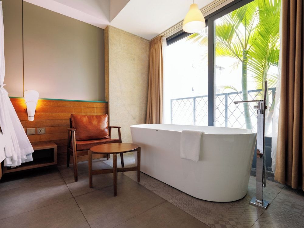 Deep Soaking Bathtub