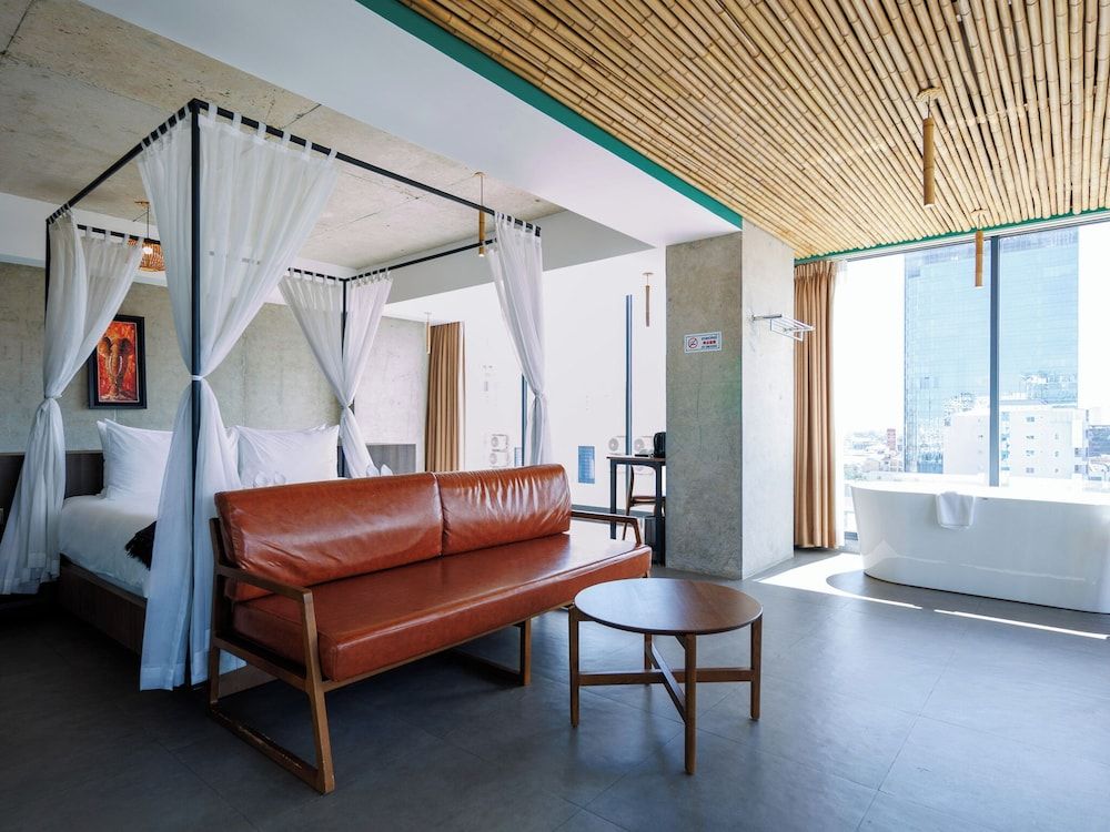 CHECK inn Phnom Penh Royal Palace Superior Studio Suite 9