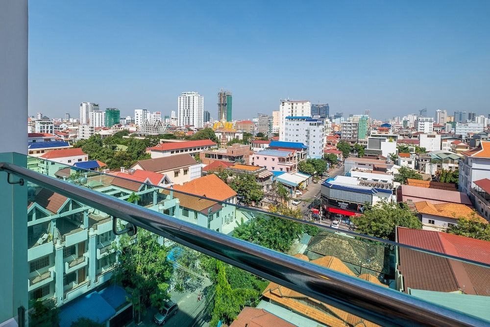 Colina Sky Hotel Phnom Penh Twin Room with Balcony 8