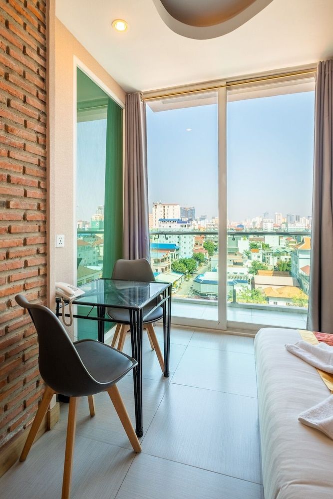 Colina Sky Hotel Phnom Penh Twin Room with Balcony 5