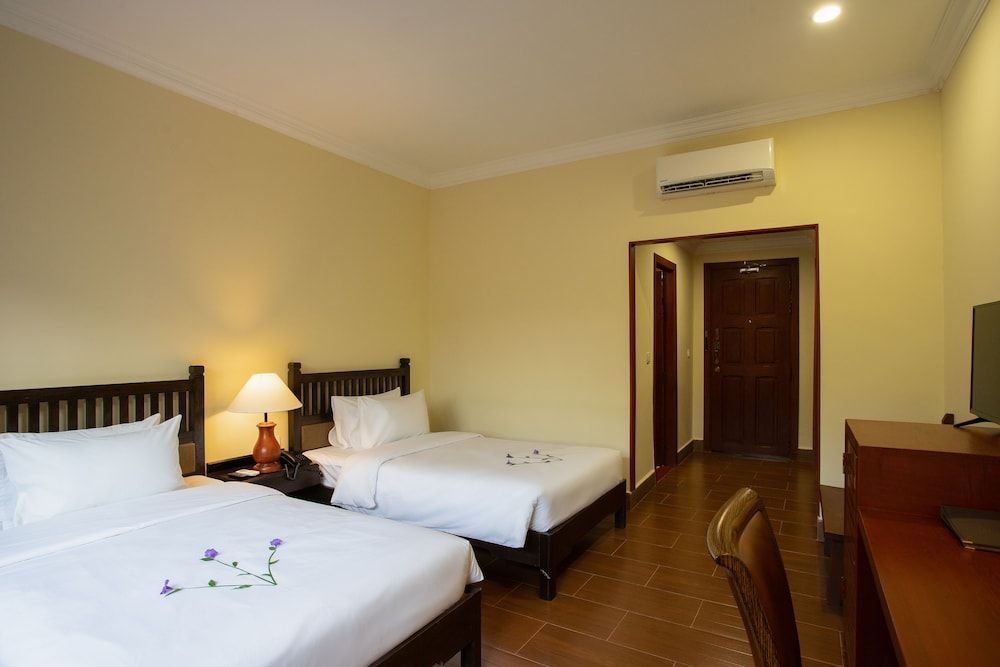 undefined La Renaissance Boutique 2