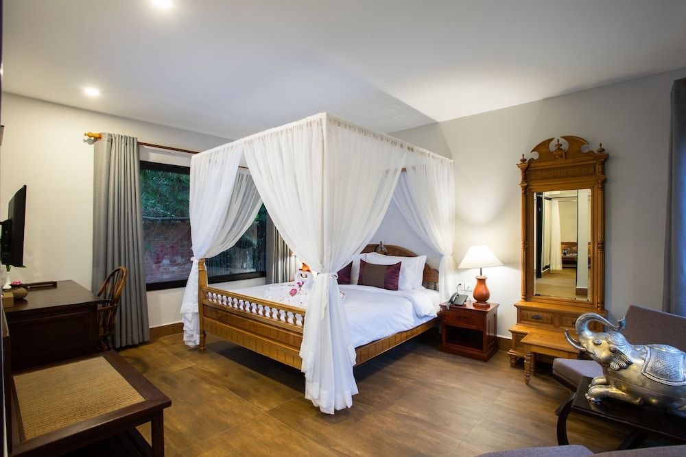 undefined La Renaissance Boutique