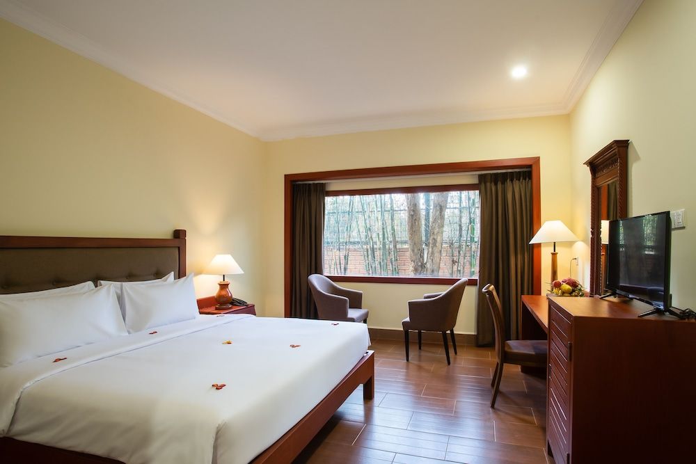 undefined La Renaissance Boutique 5