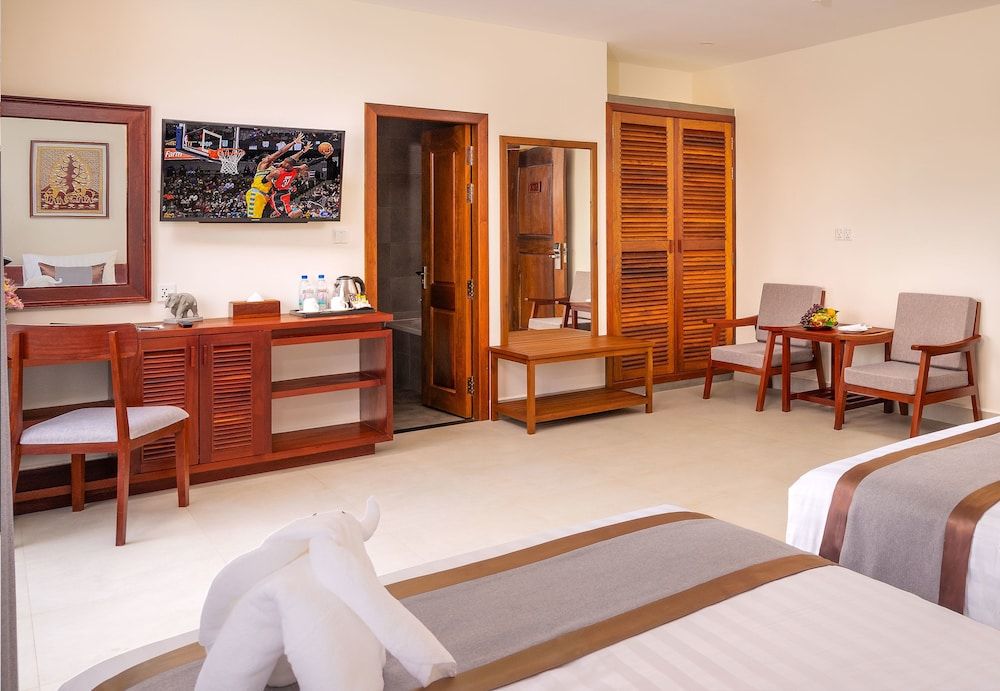 Mony Reach Angkor Hotel Premier Deluxe Twin With Balcony 3