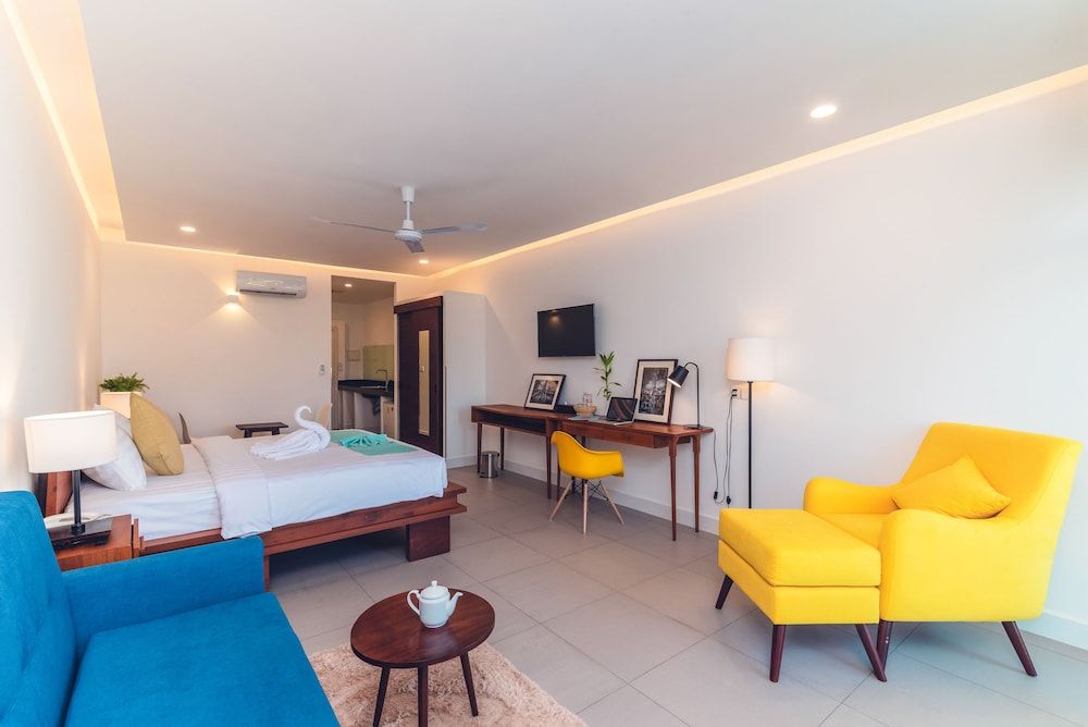 Molito Blanc Postel Queen Room with Pool View 3