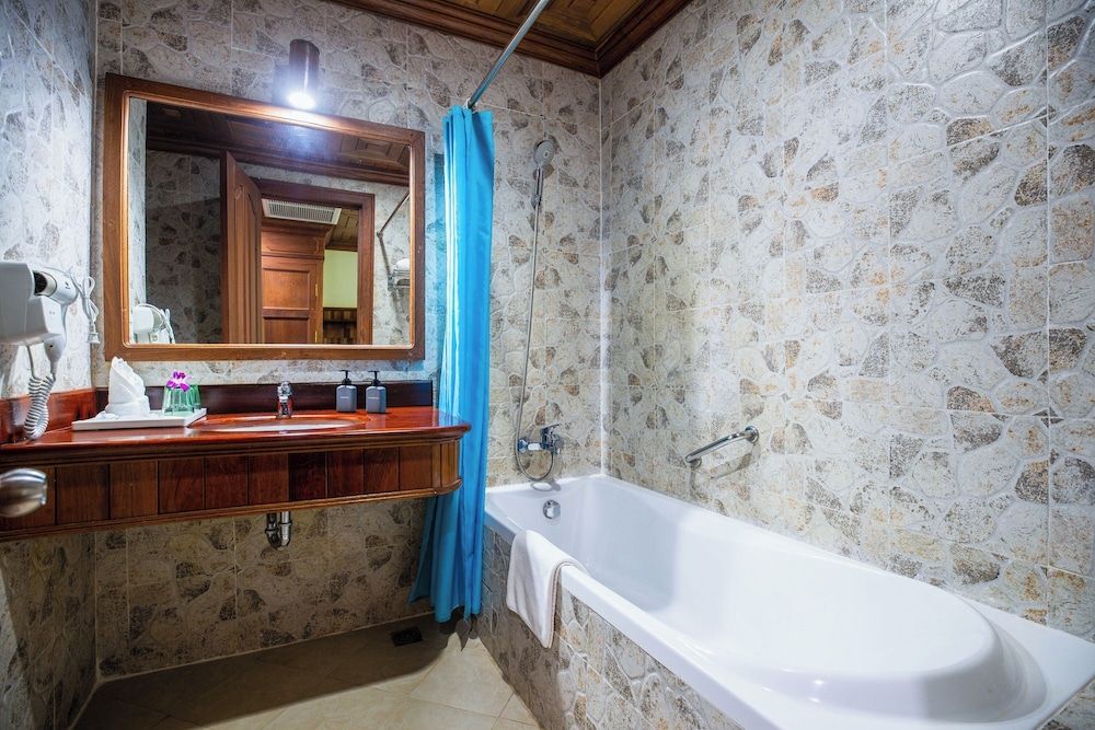 Pierre Hotel Deluxe Double with River View 7