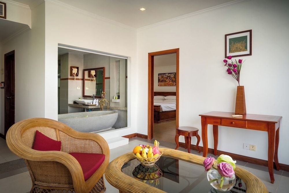 Royal Suite, Bathtub, Pool View