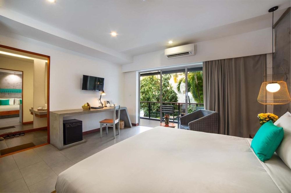 Riversoul Boutique Deluxe KIng Pool view 3